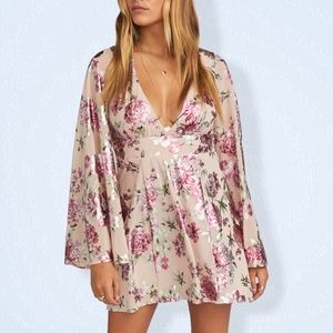 NWT SHOW ME YOUR MUMU Athena Bell Sleeve Backless Metallic Floral Mini Dress